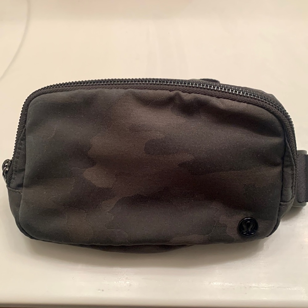 NWOT lululemon green & brown camouflage camp Everywhere belt bag EUC never used